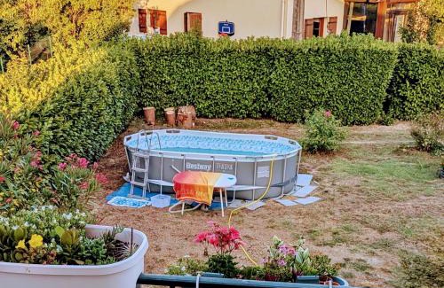 Marmande Apartment | Pin parasol