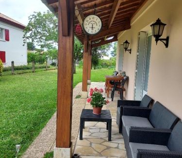 Marmande Apartment | Pin parasol