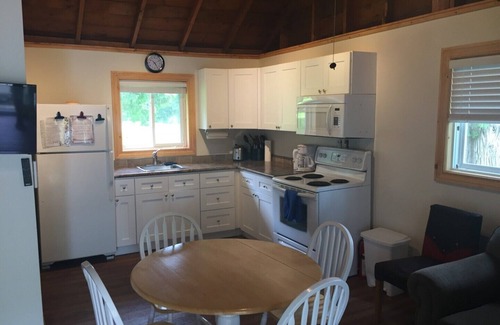 Isaacs Glen Cottage | Pine Cottage at Shiloh Cottages - Fenelon Falls