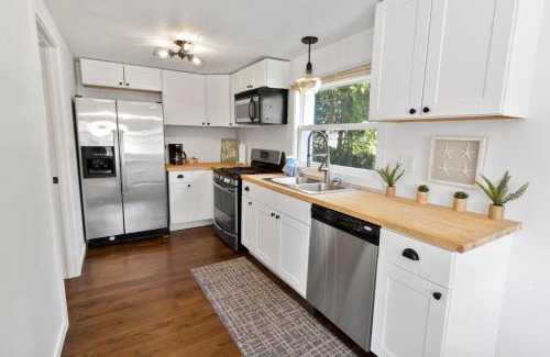 Douglas House | Pine Cove - Close to downtown and beaches