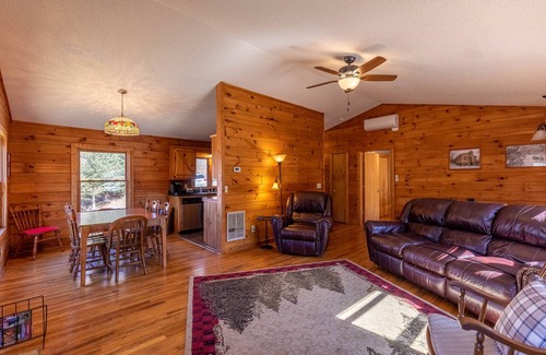 Blowing Rock Cabin | Pine Creek Cabin - Quaint cabin in the heart of Blowing Rock with a hot tub! Ample privacy!