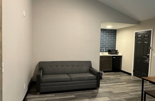 Port Huron Apartment | Pine Grove Executive SuitesnNewly Renovated Extended Stay Port Huron
