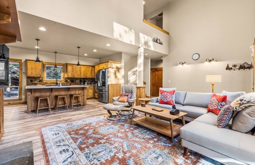RiverWild House | Pine House Retreat ~ Brand New Furniture ~ Sleeps 8 ~ AC ~ Close To Trails!
