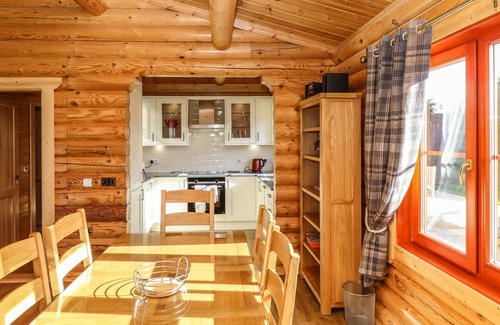 Castle Bytham Cottage | PINE LODGE, family friendly, with pool in Greetham, Rutland