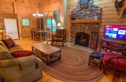 Jefferson Cabin | Pine Log Lodge Available Labor Day Weekend!