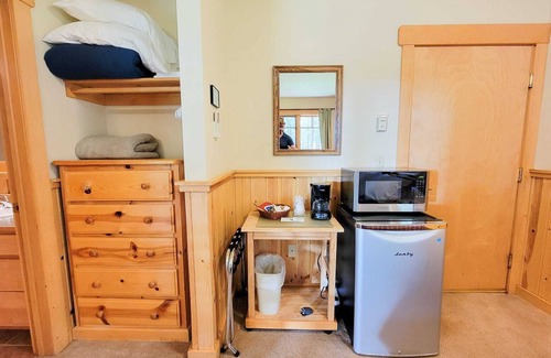 Mazama House | Pine Room 16 - garden room at The Inn At Mazama