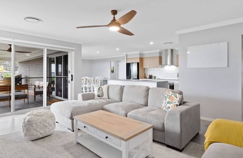 Cessnock House | Pineapple House Furry Friends Welcome