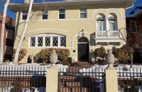 Cheesman Park Apartment | Pineapple House, Spacious 1st Floor Apartment! City Center! 96 Walk Score! FREE parking!