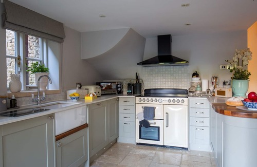 Longborough Cottage | Pineapple Spa Cottage, Lower Swell - sleeps 4 guests in 2 bedrooms