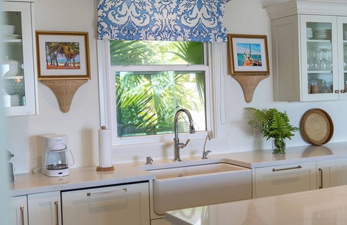 Dunmore Town House | Pineapple Wine - Harbour Front