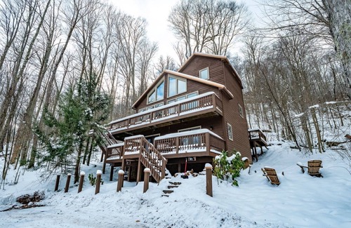 Davis House | Pinecone Ridge - 441 Northpoint WaynnCinnamon Fern Chalet - Pet Friendly, Hot Tub, Short Drive to Two Ski Areas & Two State Parks