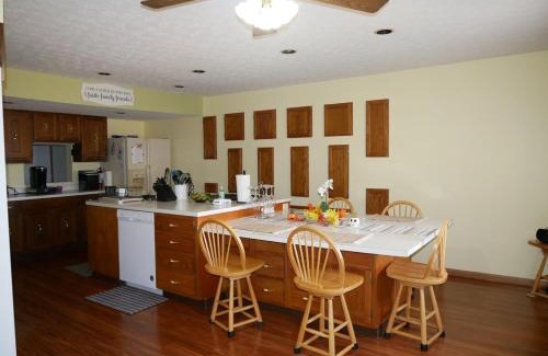 Kerr House | PineRidge Country Retreat with In ground Pool and Hot Tub