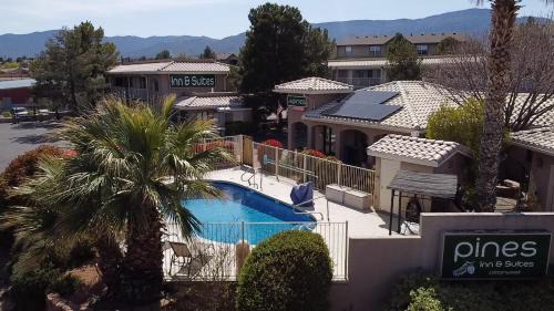 Cottonwood Hotel | Pines Inn & Suites