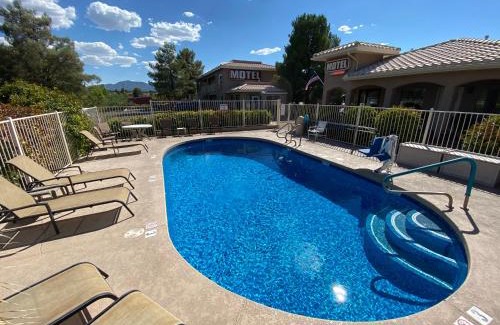 Cottonwood Hotel | Pines Inn & Suites