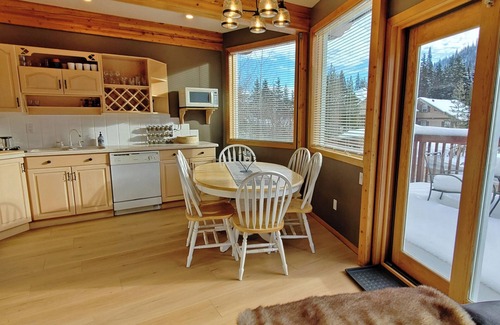 Sunburst Estates Ski Chalet | PINETREE CHALET: Sugar Pine Suite. Ask for a Quote! Longer stay = lower rates.