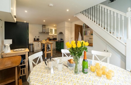 Aldeburgh Cottage | Pinewood - sleeps 8 guests in 4 bedrooms