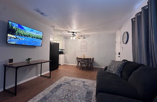 Texarkana Apartment | Piney Woods 7 - King Bed