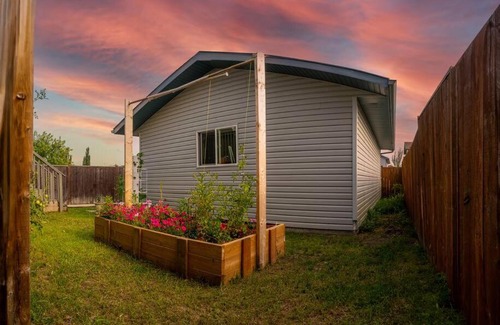 Grande Prairie House | Pink door-ed wonder