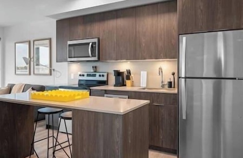 Crescent Heights Apartment | "Pink Lemon" 2BR |Mins to Saddledome|Rooftop Patio
