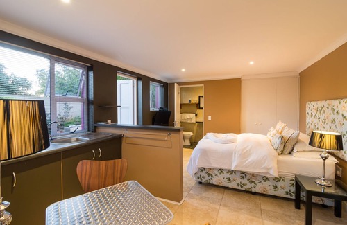 Heldervue House | Pink Rose Guesthouse & Spa | FOR MEN ONLY | Room 2 apartment