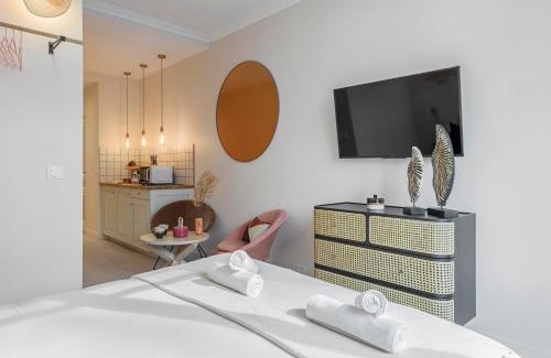 Chaillot Apartment | Pink & Wood cocoon