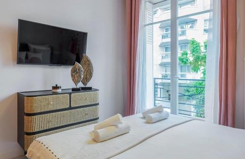 Chaillot Apartment | Pink & Wood cocoon