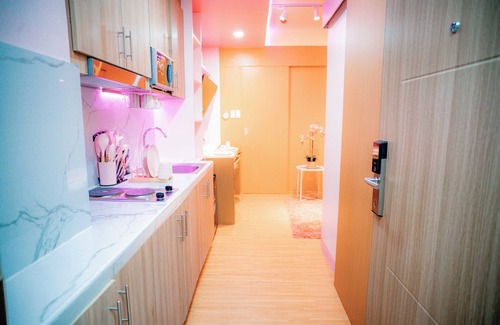 Tambo Condo | "Pinkie Suite" a Cozy 1-bedroom condo with AC, WiFi in welcoming Pasay