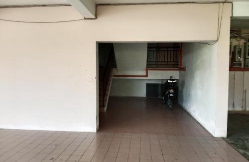 Lutong Apartment | PINTARMAN LUTONG VILLA Private Room with Shared Bathroom