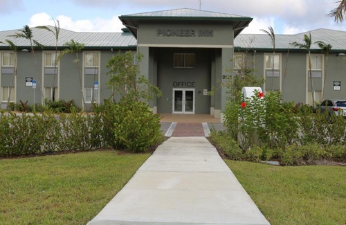 West Palm Beach Hotel | Pioneer Inn