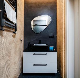 Srodmiescie Apartment | Piotrkowska Grand Avenue Apartments by BookingHost