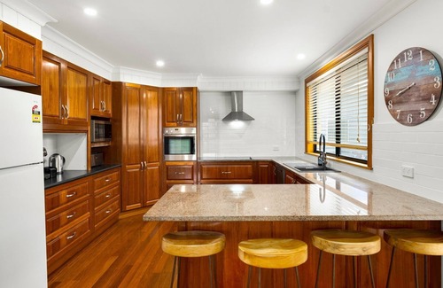 Arrawarra Headland House | Pipe Dreams offers an idyllic retreat, nestled just steps from the stunning Ocean View Beach.