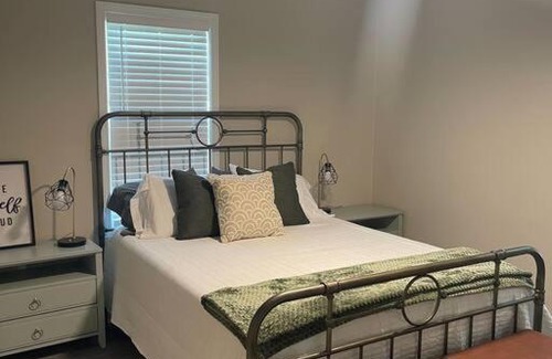 Hamilton Apartment | Piper's Place - 2 Bedroom House in DT Hamilton