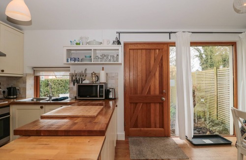 New Forest District Cottage | PIPPIN, pet friendly, with open fire in Fordingbridge
