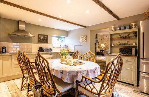 Bakewell Cottage | PIPPINWELL, pet friendly, character holiday cottage in Bakewell