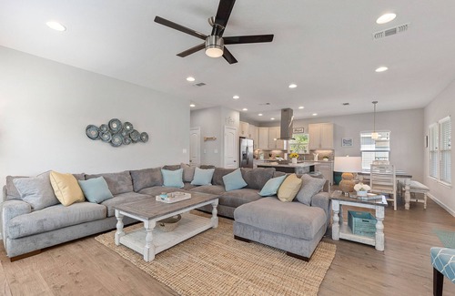 Pirates Beach House | Pirates Beach FAVORITE just few minutes walk to the water! Welcome to Sea Glory!