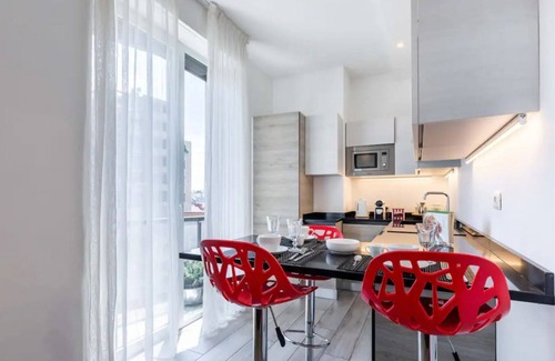 Centro Direzionale Apartment | Pirelli House it's a apartment on the 7th floor in super well-served area.
