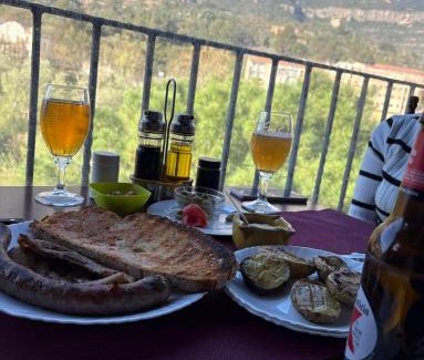 Monistrol de Montserrat Apartment | piso con desayuno incluido y vistas a la montaña.