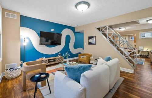 South Side Flats House | Pittsburgh Gem - 5BR - Downtown Deck View