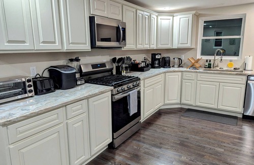 Brookline House | Pittsburgh #GoadLife - Local Art - Family/Dog/Business Friendly - Patio BBQ