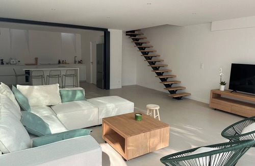 Guilhemery House | Place Dupuy 5' from downtown on foot 5-bedroom house with jacuzzi and garden
