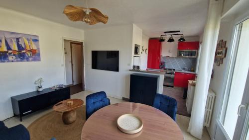 Perros-Guirec Apartment | Plage à pied, avec parking et balcon