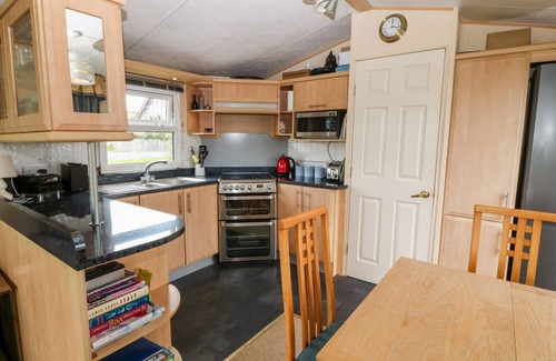 Cylch-Y-Garn Cottage | PLAS TIRION CARAVAN, family friendly, with a garden in Cemaes Bay