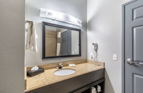 Webster Hotel | Platinum Inn & Suites Webster