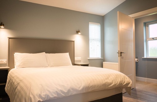 Enniskillen Cabin | Platinum Lakeside Lodge at Mullans Bay
