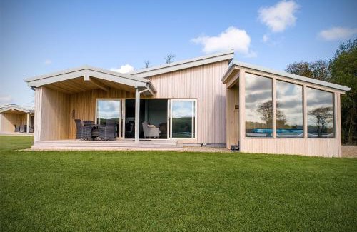 Enniskillen Ski Chalet | Platinum Lakeside Lodge at Mullans Bay