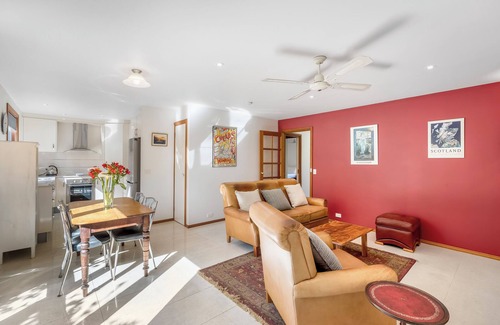 South Hobart House | PLATYPUS COTTAGE. Watch them play from the garden.