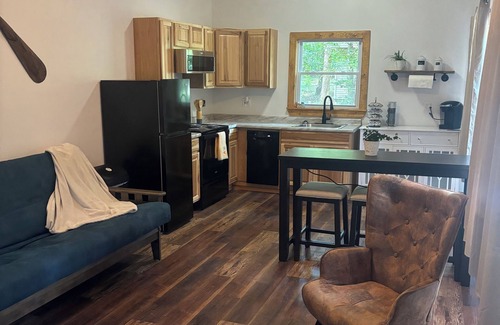 Wappapello Cabin | Playin’ Hooky is a cozy cabin with 1 bedroom, WiFi, & AC in welcoming Wappapello