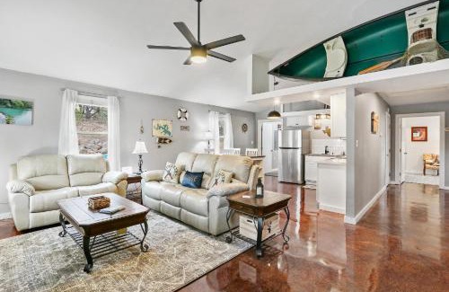 Canyon Lake House | Playin Hooky