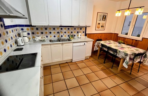 Huerta de la Salud House | Plaza España Family House, amplia casa con parking gratuito en la calle, ideal para familias y grupo