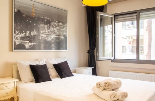 Karabaglar Apartment | Pleasant and Central Flat with Balcony in Izmir